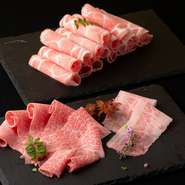 薬膳スープといただく食材は、国産肉を中心に海鮮や野菜などがバラエティ豊かにそろいます。牛・豚・鶏肉の骨は、高麗人参とじっくり煮込んで「骨スープ」に。厳選素材を余すところなく使用します。