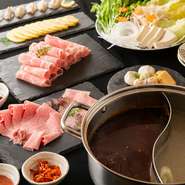 牛・豚・鶏肉を中心に、海鮮や野菜など。多彩な食材を楽しむスープは、本格重慶マーラースープ・骨スープ・キノコスープ・トマトスープの4種類。素材の旨みが溶け出したスープはチャンポンで〆るのがオススメです。