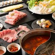 牛・豚・鶏肉を中心に、海鮮や野菜など。多彩な食材を楽しむスープは、本格重慶マーラースープ・骨スープ・キノコスープ・トマトスープの4種類。素材の旨みが溶け出したスープはチャンポンで〆るのがオススメです。
