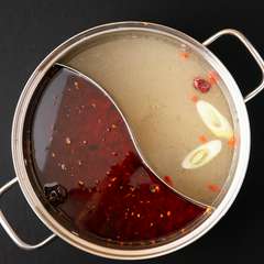 香辛料や生薬をじっくり煮込んだ薬膳スープ