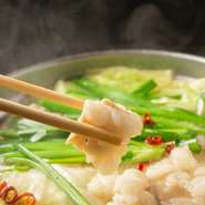 豚骨と鶏ガラ、昆布や椎茸を2日間丹精込めて丁寧に炊き出すだしが決め手の『特製　塩もつ鍋』が大人気。スープと相性ぴったりの新鮮なもつと、ミネラル豊富な潮風を浴びて育った地元若松産キャベツを堪能して。