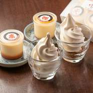 パティシエールとして20年超の経験を持つ店主の奥さまによる、オリジナルスイーツも。定番の『ソフトクリーム』や地元で人気の祭りとコラボした『戸畑祇園山笠プリン』など、店内だけでなく持ち帰りでも楽しめます。