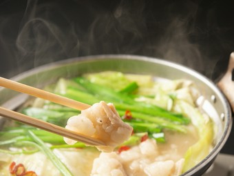 研究を重ねただしが決め手！『特製　塩もつ鍋』