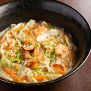 ランチの人気メニュー『海鮮戸畑ちゃんぽん』は、戸畑蒸し麺を使ったご当地の味。深い甘みが魅力の若松潮風キャベツほか、たっぷり野菜と海鮮、そして麺がコクのあるスープに絡みます。下足揚げトッピングも美味。