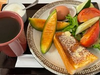 トースト（高級食パン）半分、ゆで卵、サラだ、ヨーグルト、果物、
マグカップ：珈琲(紅茶)
＊食パン1枚に変更＋５０円
＊画像の内容とは異なります。
