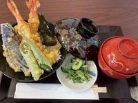 塚本にある姉妹店「天麩ら喜仙」の天ぷらを気軽に味わっていただける天丼です。海老天の他、旬の野菜三種と有明産焼き海苔も楽しめます。一つで二度美味しい、おすすめの一品です。