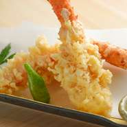タラバ蟹よりもさらに深海に棲み、濃厚な甘みが特徴のイバラ蟹は、素材の味が際立つ天婦羅に。ほとんど市場に出回らない希少な食材をいただけるのも、この店を訪れる楽しみです。