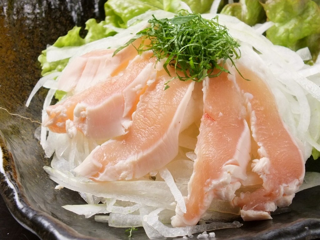 炭火の香りと半生の食感が楽しめる『モモ肉のたたき』