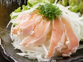 炭火の香りと半生の食感が楽しめる『モモ肉のたたき』