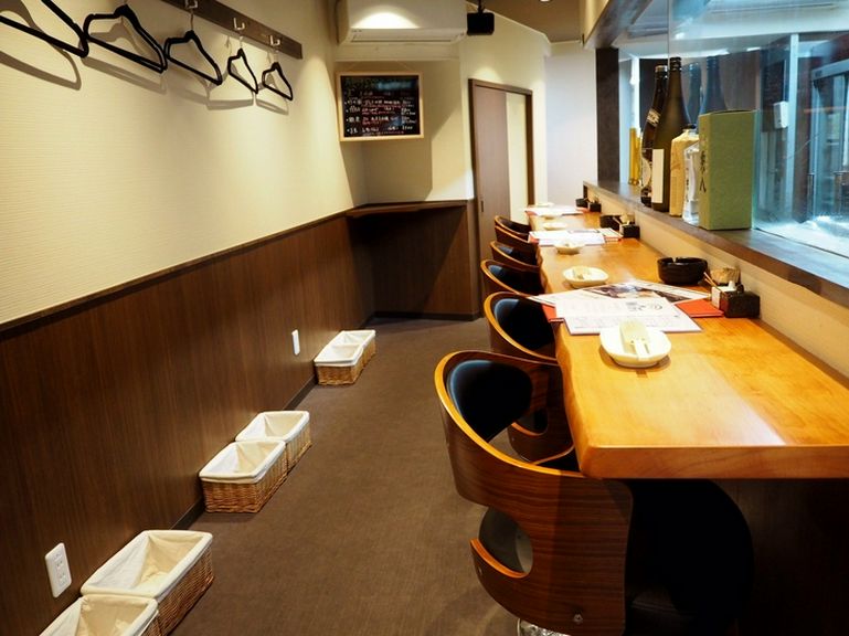 お一人様でもうれしいカウンター席はスタッフの会話も楽しめます