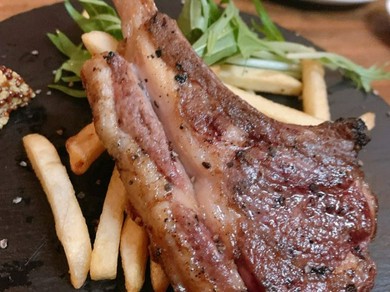 バリエーション豊富な料理を囲んで盛り上がる歓送迎会