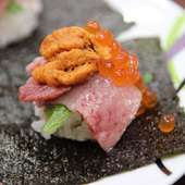 肉の旨みを一口で味わう『特選肉の手鞠寿司（一貫）』