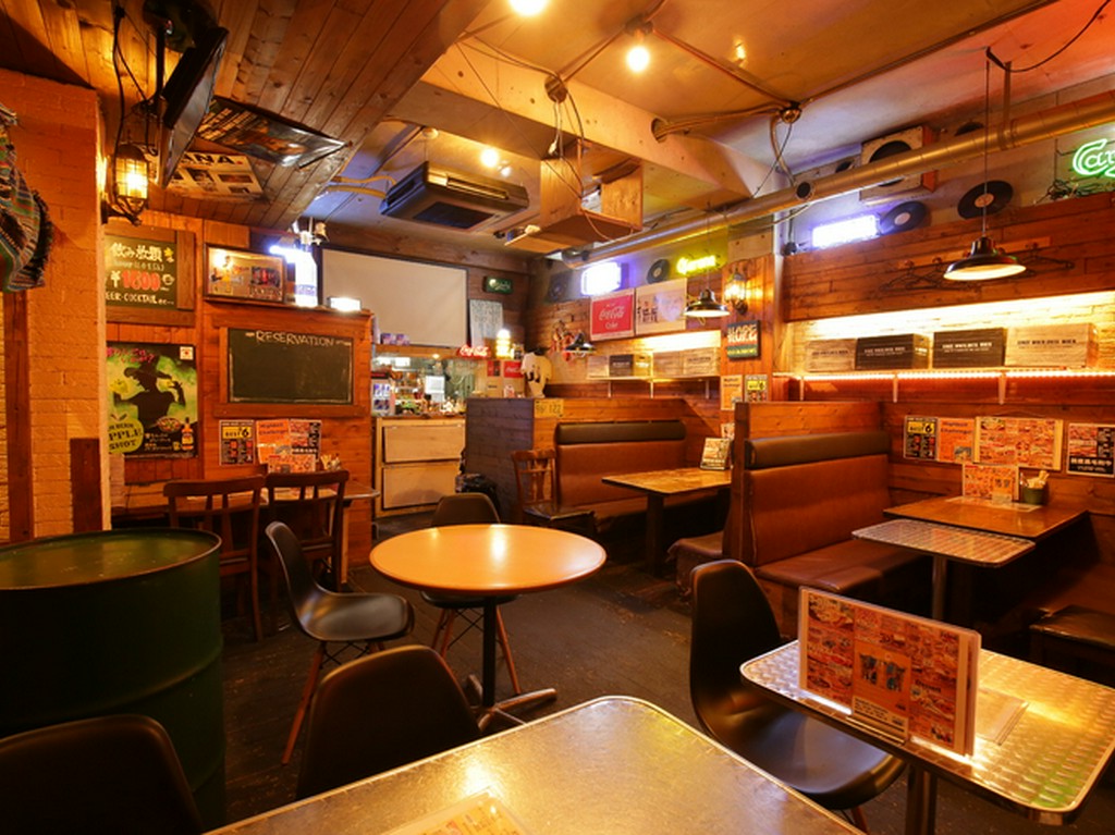 広い空間はレトロでアメリカンな雰囲気、プロジェクターも完備