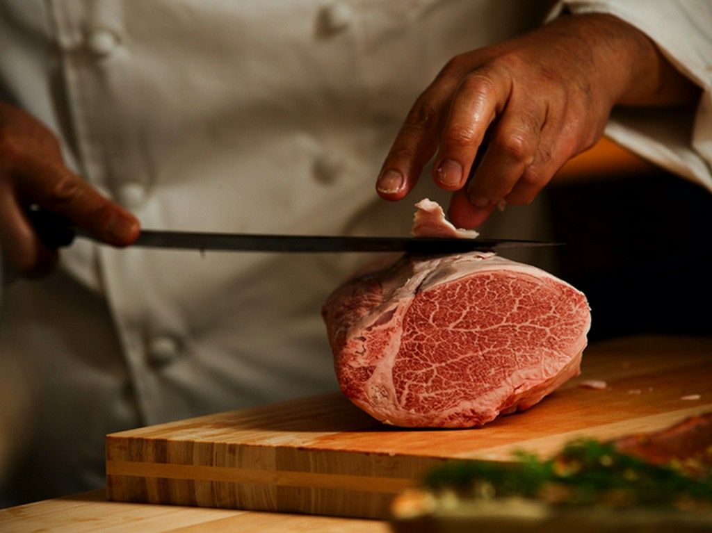 焼肉は目の前で最高の状態に焼き上げます。