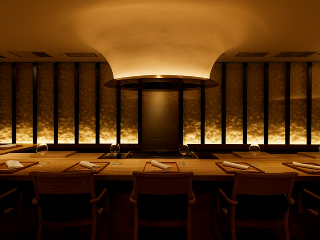 落ち着きのある店内は、洗練されたくつろぎの空間です。