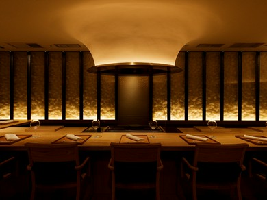 落ち着きのある店内は、洗練されたくつろぎの空間です。