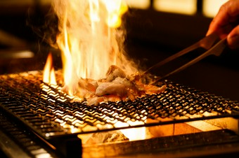 ＜ミックスホルモン＞純但馬系神戸牛・松阪牛を料理人が炭火で焼き上げる