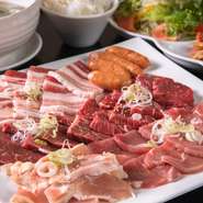 オーダーに迷うときは、厳選肉の盛り合わせに焼野菜やサラダ、人数分のライス・スープが付いたセットメニューがオススメ。各種盛り合わせメニューは、単品でオーダーするよりお得です。