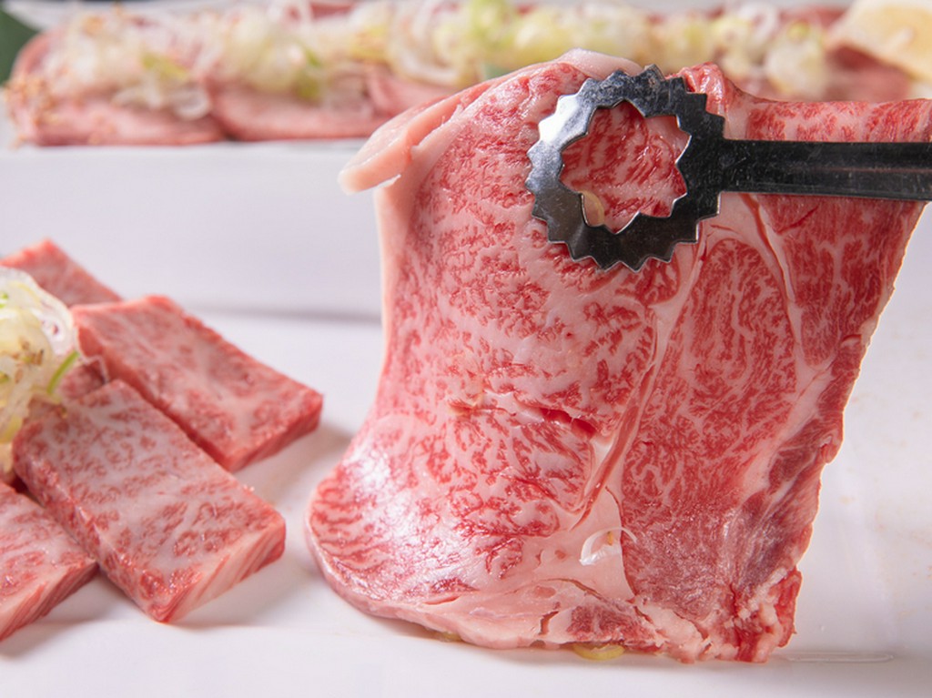 沖縄のブランド牛「もとぶ牛」を中心に、県内産黒毛和牛を提供