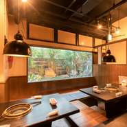 1階・2階の2フロアにわたる店内には、おひとり様にぴったりなカウンター席やテーブル席などがあり、シーンにあわせて利用できます。子ども連れのファミリー客には、掘りごたつタイプの座敷席がオススメ。