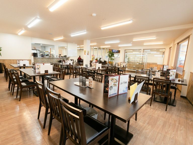 快適に食事ができる、バリアフリーな店内