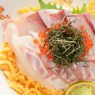 丼ものメニューは、わかめ味噌汁と漬物もセット。『鯛ぶり丼』では「とくしま特選ブランド」認定魚・すだちぶりと良質な鯛の食べ比べが楽しめます。
