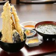 大きな穴子の天ぷら3本をダイナミックに盛り付けた、豪快な丼ものメニュー。穴子の天ぷらは1本350円で追加オーダー可能。心行くまで穴子を満喫しませんか。