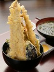 大きな穴子の天ぷら3本をダイナミックに盛り付けた、豪快な丼ものメニュー。穴子の天ぷらは1本300円で追加オーダー可能。心行くまで穴子を満喫しませんか。
