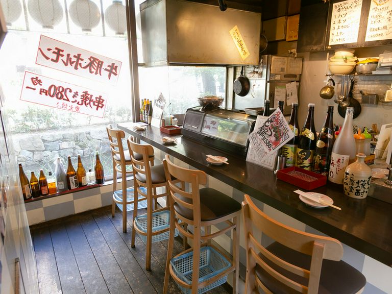 カウンター席で1人飲み。少し遅めの時間も安心