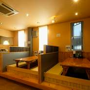 厨房で腕を振るう岡本さんは、和食一筋30年以上の熟練料理人。素材にこだわり、調理法にこだわり、趣向を凝らした一皿に仕立てます。割烹料理レベルでありながら、お財布に優しい価格も魅力です。