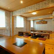 店舗2階の座敷席はパーテーションで3つに仕切ることもでき、気軽な会食や家族の集まりにもオススメ。足を伸ばしてゆっくりくつろぎ、リラックスした時間を過ごせます。
