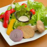 古くは大和国と呼ばれた奈良県で生産される希少な大和野菜。季節ごとに旬の野菜を盛り込み、目にも美しい一皿に。アンチョビやニンニクを効かせたバーニャカウダソースでいただきます。