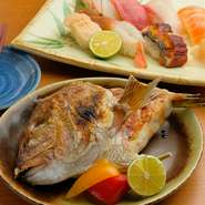 四国や九州など各地から取り寄せる旬の鮮魚。脂が乗った「かま」は、シンプルに塩焼きにしていただきます。素材の旨みを引き立てるのは、ほのかな甘みが感じられるアンデスの岩塩。魚の種類はその日のお楽しみです。