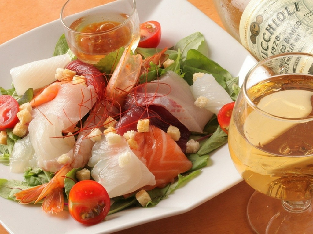 鮮度抜群の魚介を贅沢にいただく『海の幸サラダ』