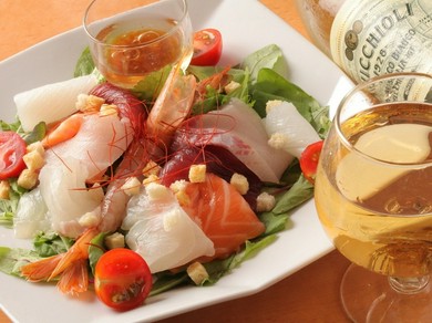 鮮度抜群の魚介を贅沢にいただく『海の幸サラダ』