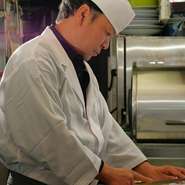 おいしい料理やお酒で「お客様に笑顔になっていただきたい」と話す岡本さん。食材がそろえば、メニューにない料理でもご用意くださるとか。どうしても食べたい一品があるときは事前に相談を。