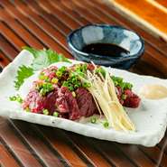 熊本の「政屋商店」直送の馬肉を使用。九州産の醤油で是非味わってください。甘めでコクがあるのが特徴です。