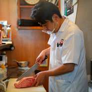 大阪道頓堀の雰囲気そのままの、楽しい食事の時間を過ごしていただけるよう、積極的にお客様に話しかけています。観光客の方にはとっておきの大阪情報などもお伝えしています。