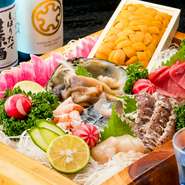 食材は毎日地元の鮮魚店から旬の海産物を仕入れ、お品書きを出しています。旬のもの、地元北海道、そして小樽のものにこだわって、その日の最高級のものを用意！　内容など日替わり、大人気です。