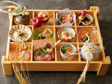 多彩な食材をさまざまな方法で調理。目で見ても楽しめる料理たち