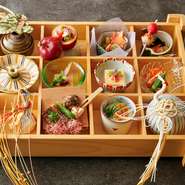目を惹く鮮やかなお料理は一つのエンターテイメント。季節の便りをお料理でお届けします。