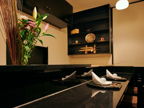 店内はシンプルかつ、落ち着いた雰囲気