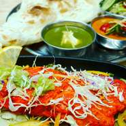 本場インドのスパイスを使用した自慢のカレーのランチです