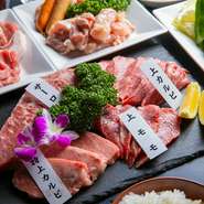 【焼肉本舗　新村畜産】の母体は、こだわりの飼育で鹿児島の畜産をリードする【新村牧場】も運営。木造牛舎には地元産木材を用い、ICT技術も活用した贅沢な環境で育った和牛肉を、直営店価格で楽しめます。