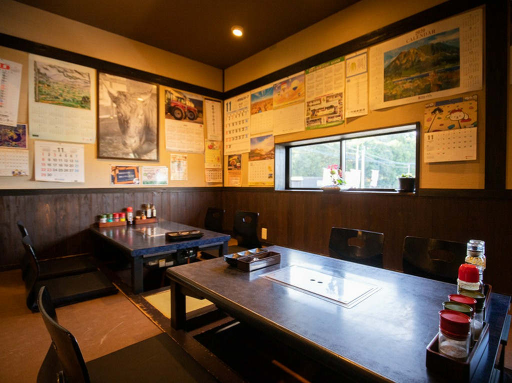 広々とした座敷席は、掘りごたつタイプで居心地満点