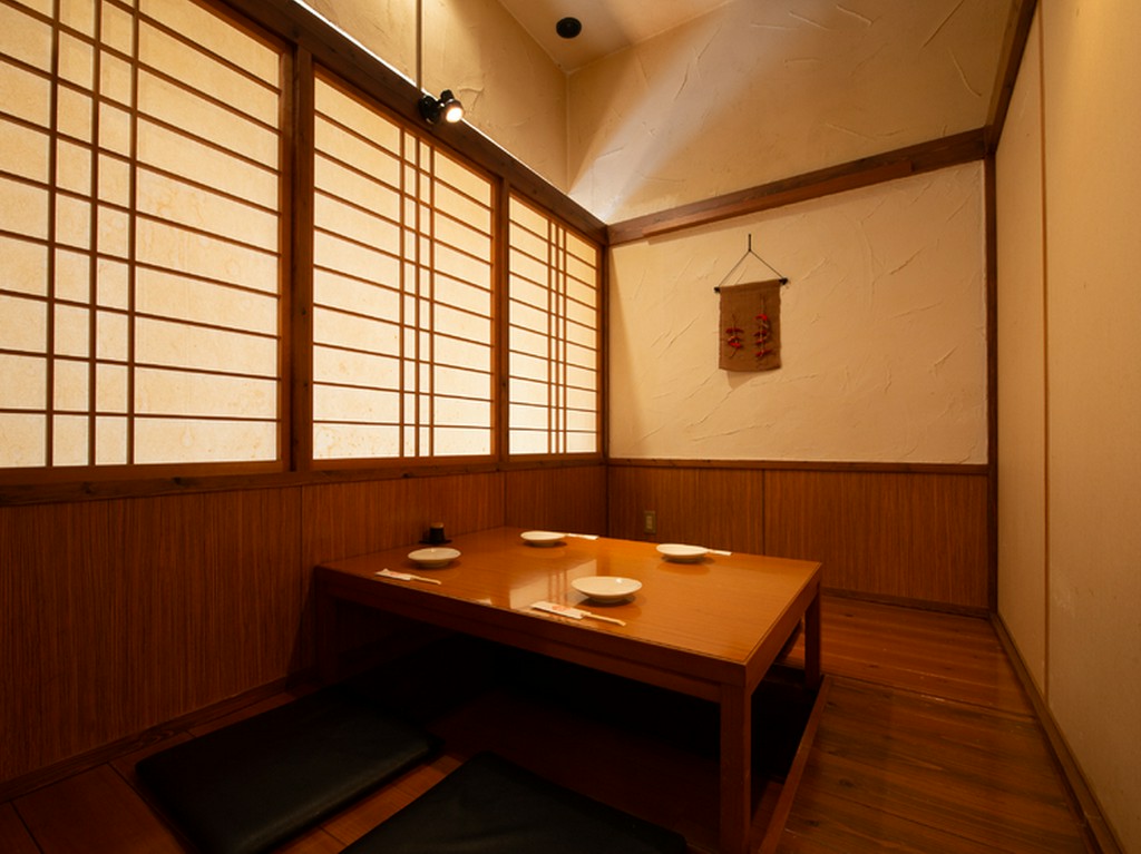 最大10名まで、人数に合わせて使えるモダンな個室