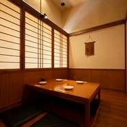 落ち着いた雰囲気の店内には、個室も完備。4名用が3室と6名用が1室用意されており、4名用の個室2つの仕切りを外すと最大10名まで座れるそうです。個室料がかからないのもうれしいポイント。