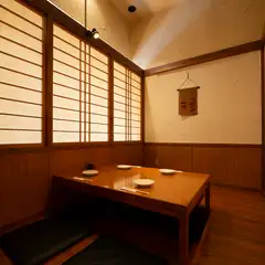 最大10名まで、人数に合わせて使えるモダンな個室