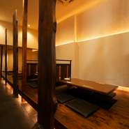 デザイナーとともに材木の買い付けに行くなど、細部にまでこだわった内装。壁紙やロールスクリーンなどは和紙で、温かみを感じさせるつくりとなっています。料理に彩を与える器はギャラリーで厳選。