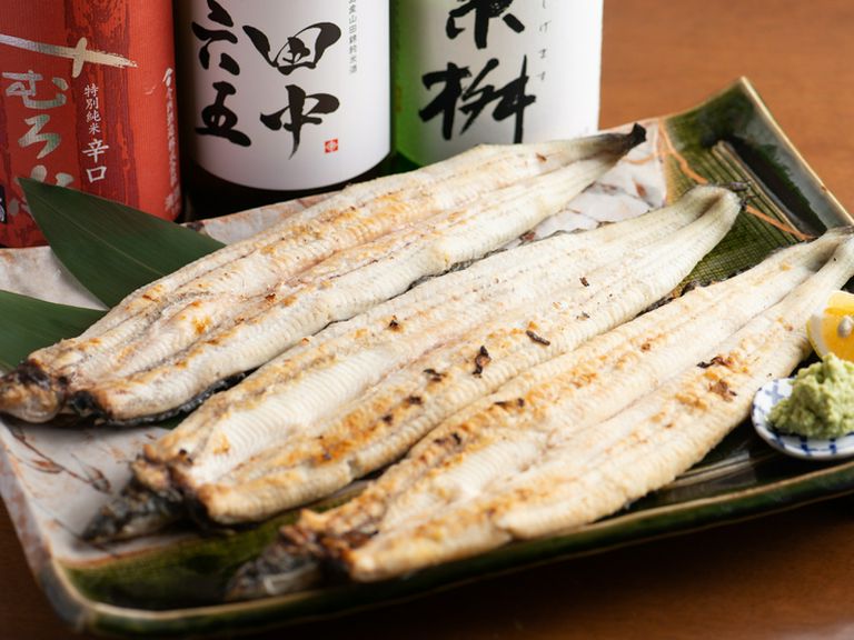 皮はパリッと、香ばしく焼き上げられた『鰻の白焼きかかば焼き　1尾』